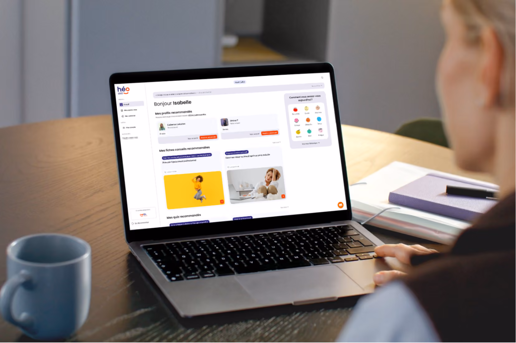 Personne consultant héo santé sur un ordinateur portable